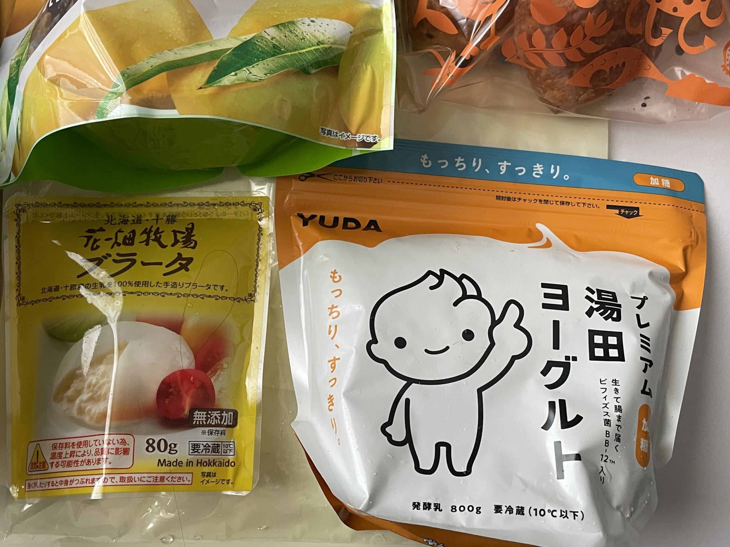 花畑牧場のブラータと、プレミアム湯田ヨーグルト800g。コストコで購入。