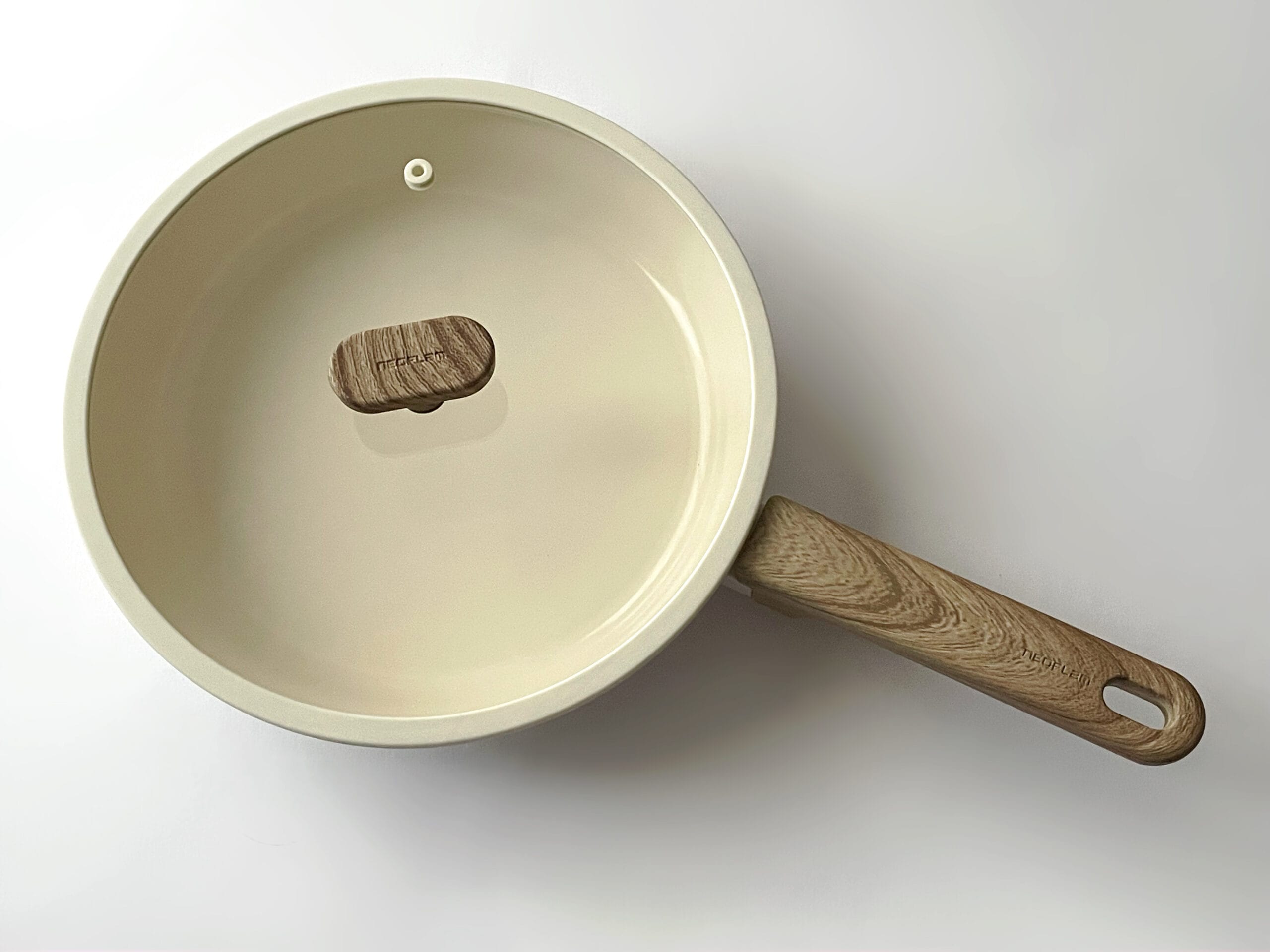 FIKA by Netflamのノンスティックフライパン、ガラス蓋付きの写真。木目調の持ち手やガラス蓋の取っ手が可愛い。