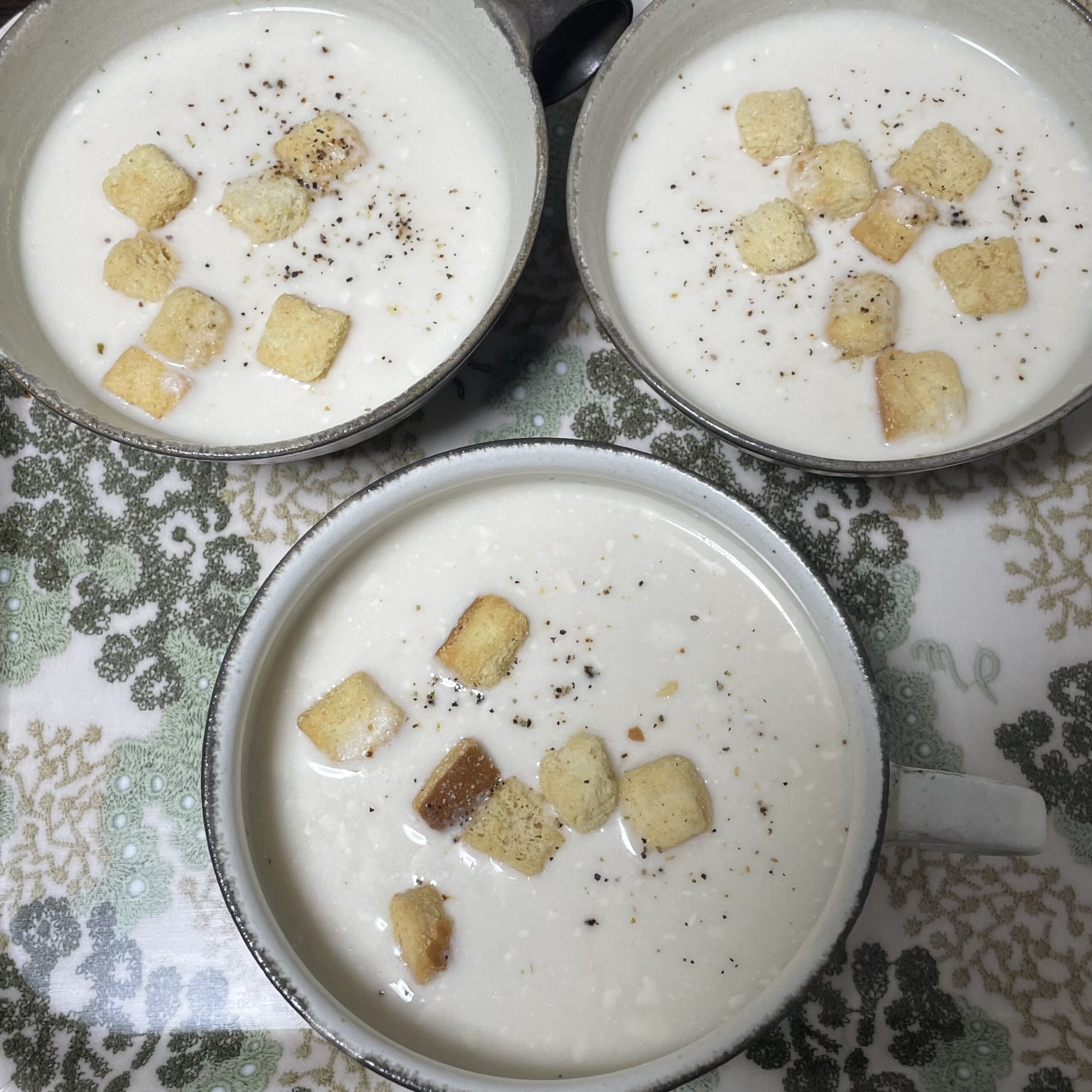 ローマイヤのじゃがいもの冷製スープを器に盛り付けた写真。