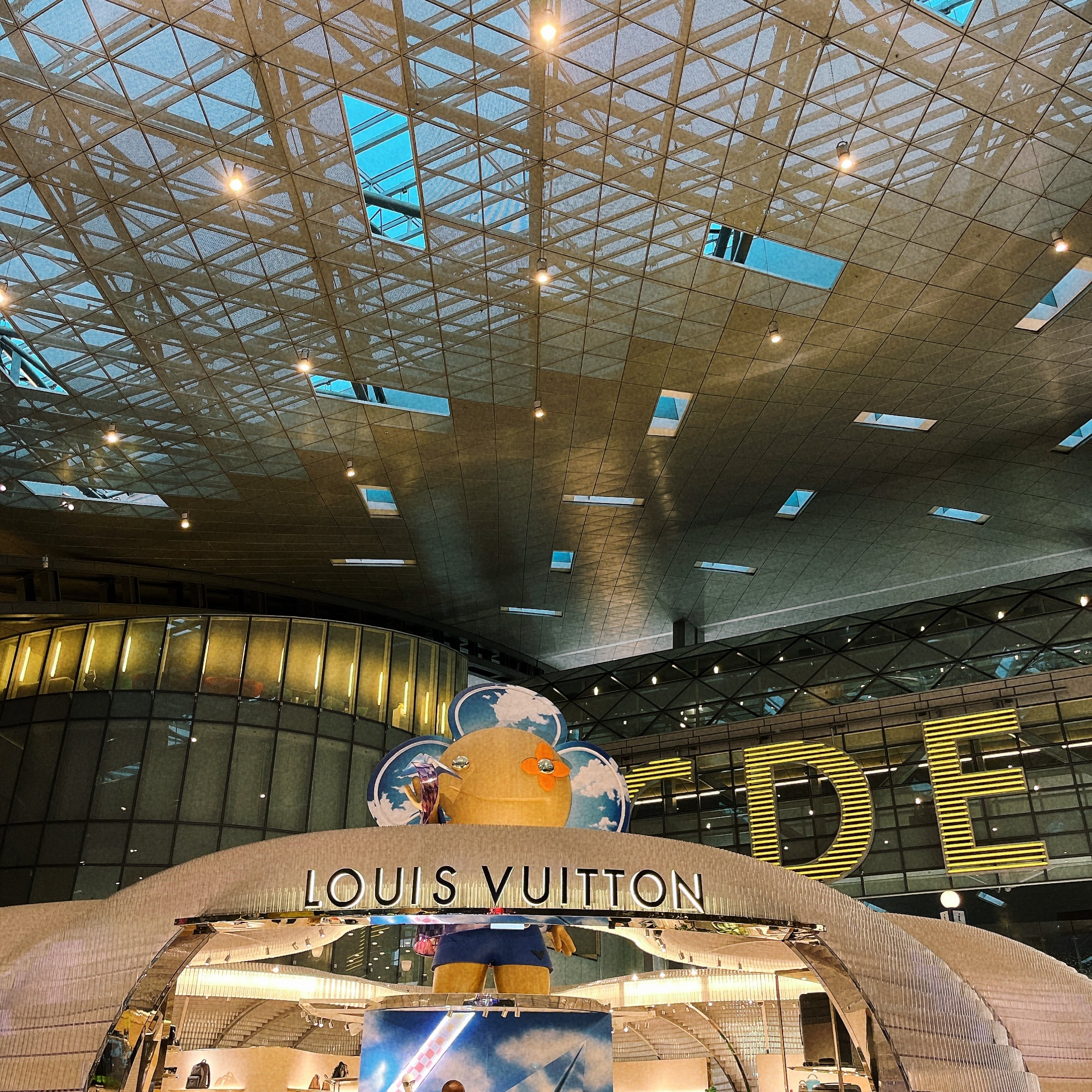 ハマド国際空港　ヴィトン