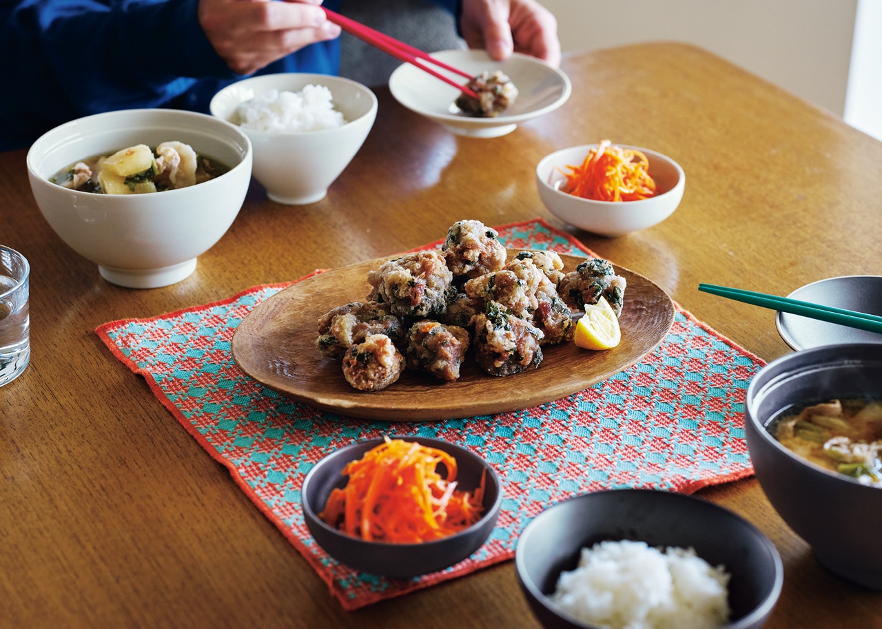 夫用や来客用など、いくつかセットを揃えておくのもおすすめ。誰かと囲む食卓では、メイン料理を盛る大皿をプラスすれば、華やかな食卓に。