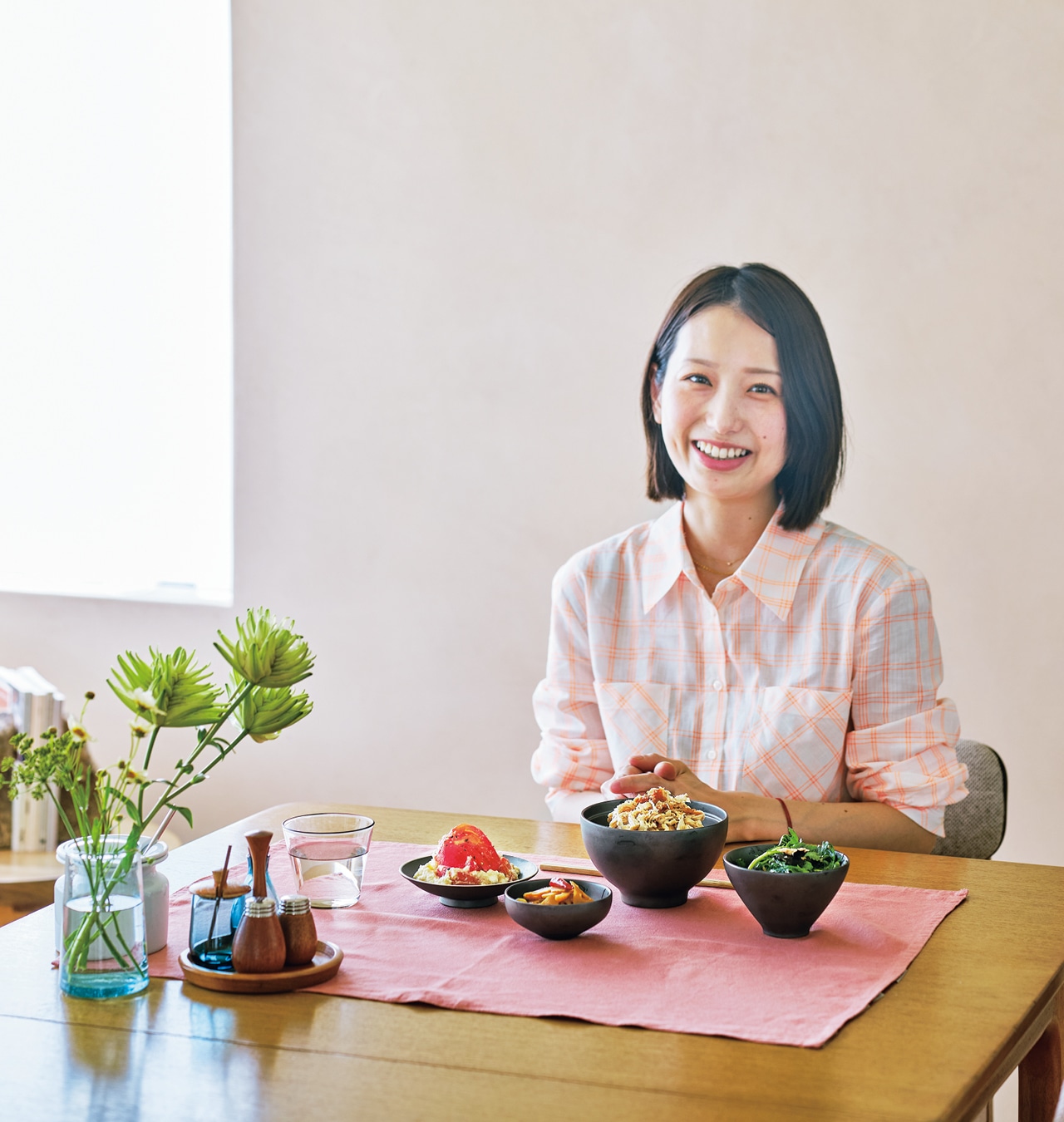 長谷川あかりさんのLEEマルシェ初 きほんのうつわ【電子レンジ可】【食洗機可】【オーブン可】長谷川あかりさん×きほんのうつわ よりそう入れ子碗セット 黒を使った食卓風景