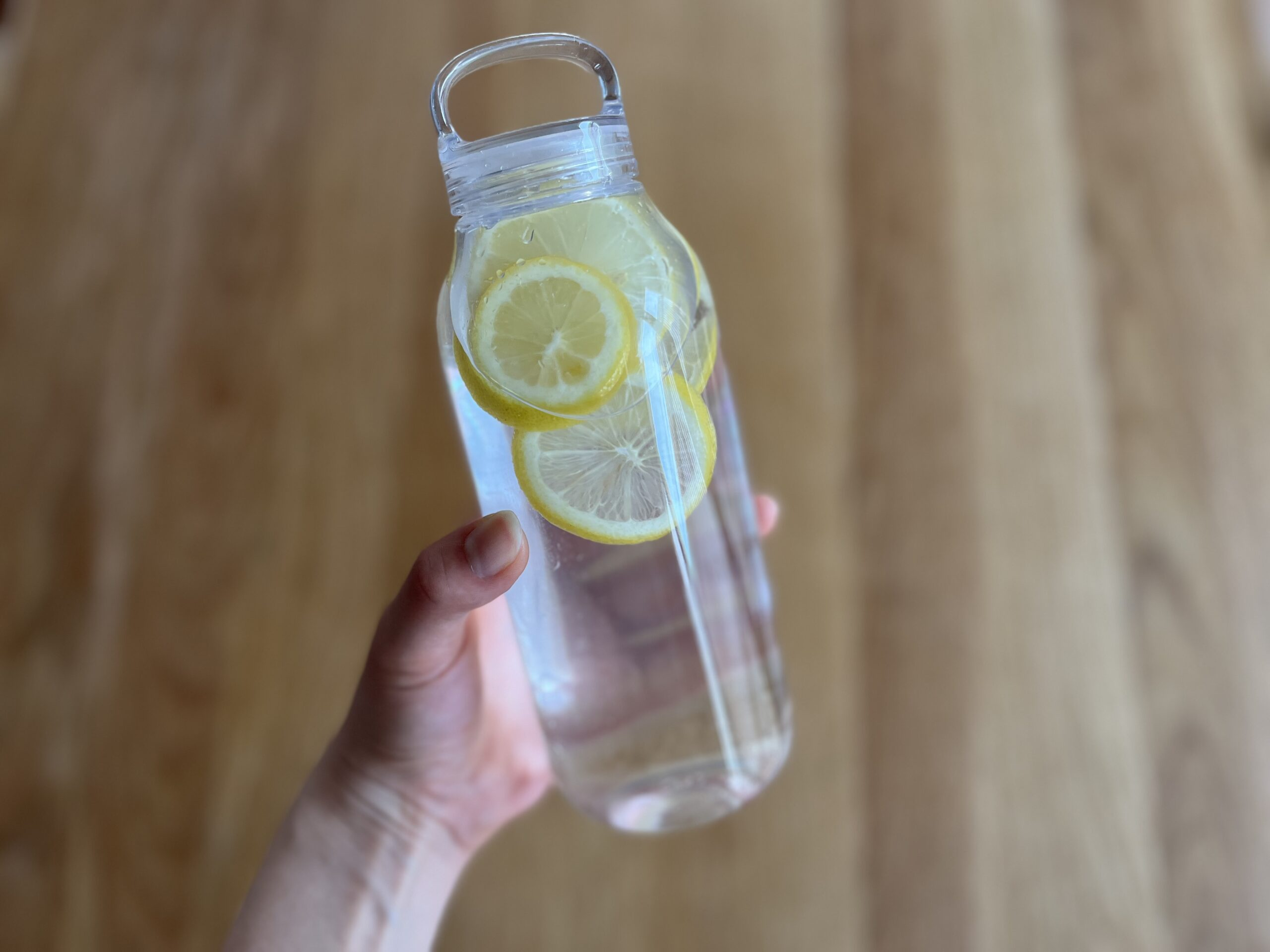KINTO「ウォーターボトル」レモン水を入れたところ