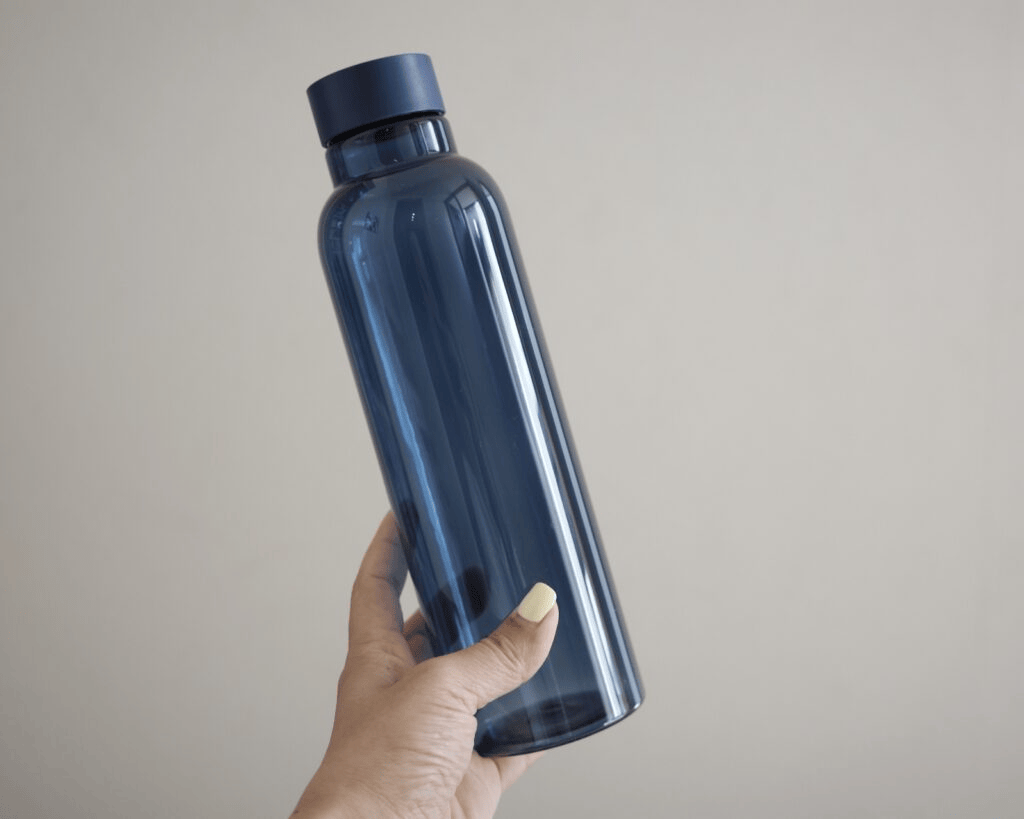 HAY「MIZ WATER BOTTLE」手に持ったところ