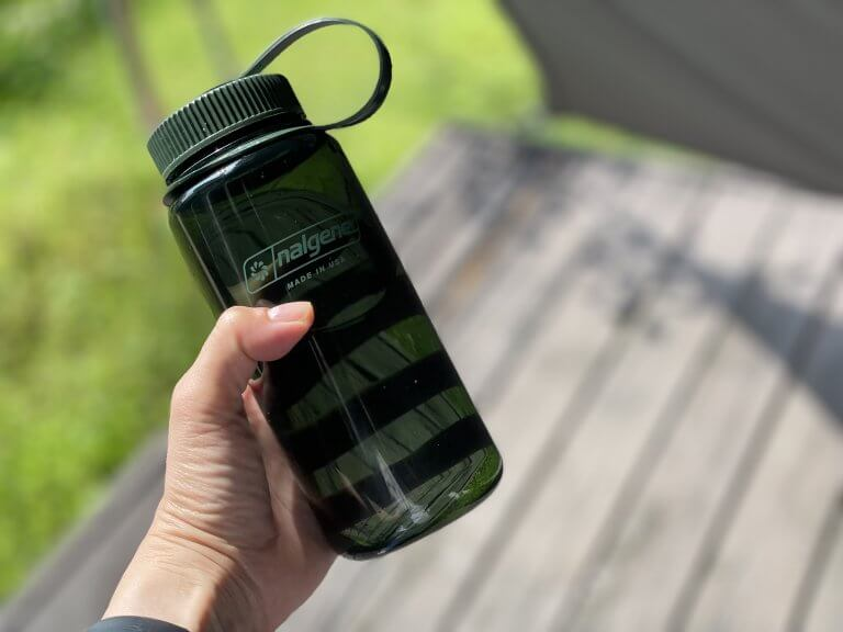 ナルゲン「広口0.5L Tritan Renew」手に持ったところ