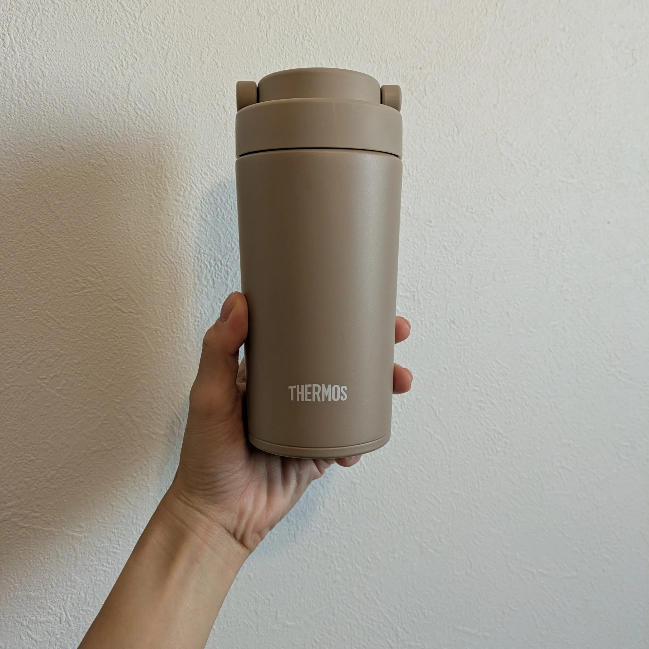 サーモス「真空断熱ケータイタンブラー キャリーハンドル付き 320ml」手に持ったところ