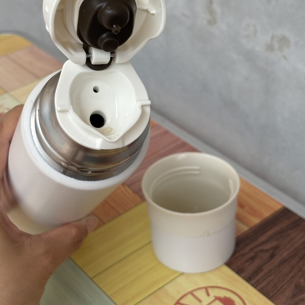 サーモス「コップタイプ ステンレスボトル 500ml」蓋を開けたところ