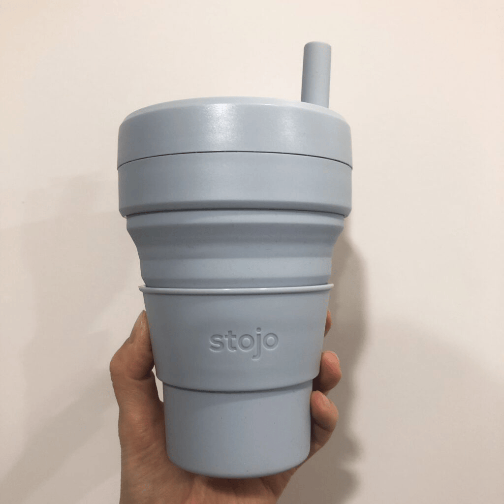 stojo（ストージョ）タンブラー「ビギー 470ml」手に持ったところ