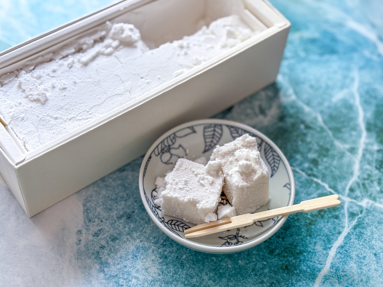 いったつみとらどう「椰子の白わらび餅」をお皿にのせて