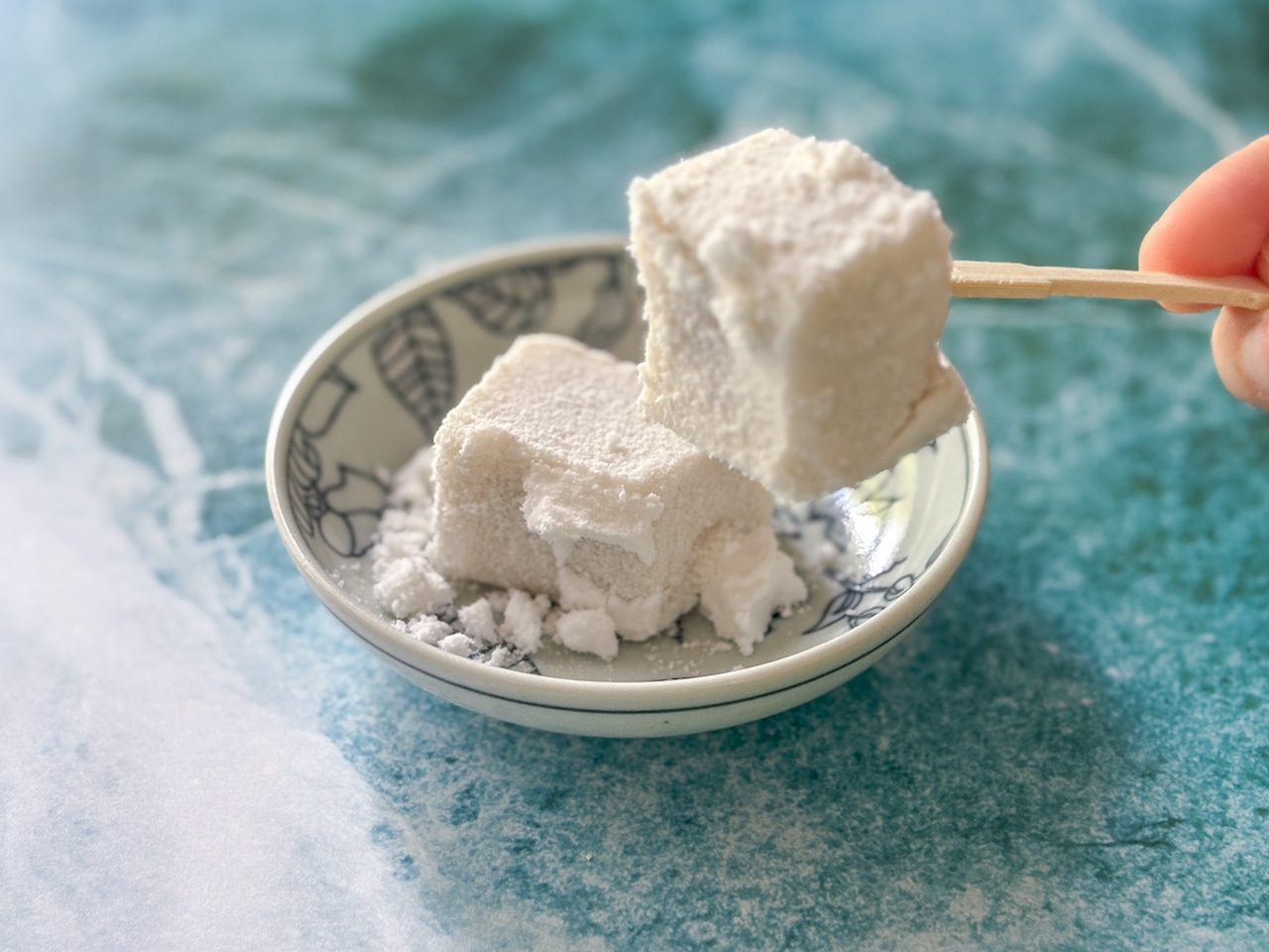 いったつみとらどう「椰子の白わらび餅」を食べるところ