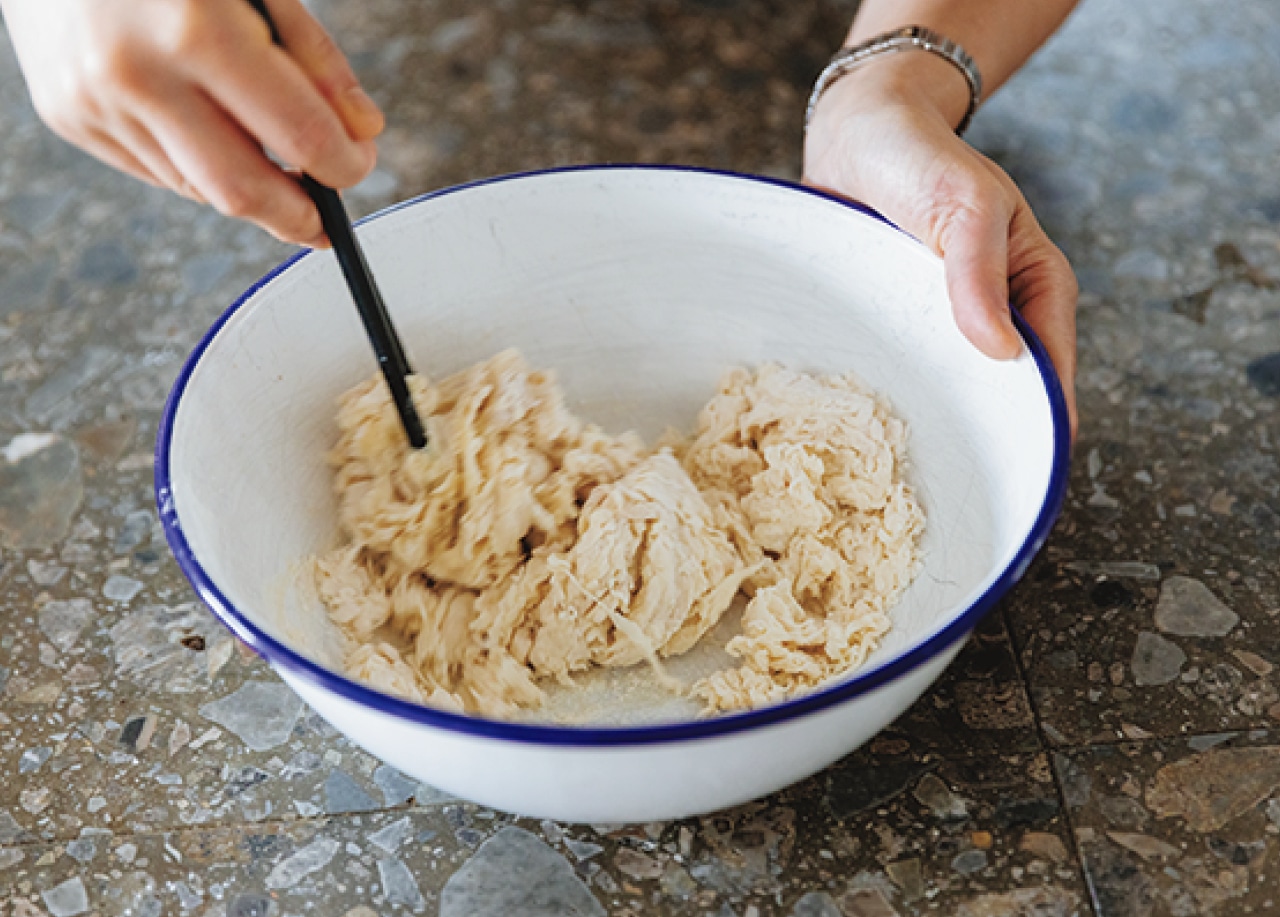 ボウルに薄力粉と強力粉を入れ1を加えて、箸やへらである程度まとまってくるまで混ぜる