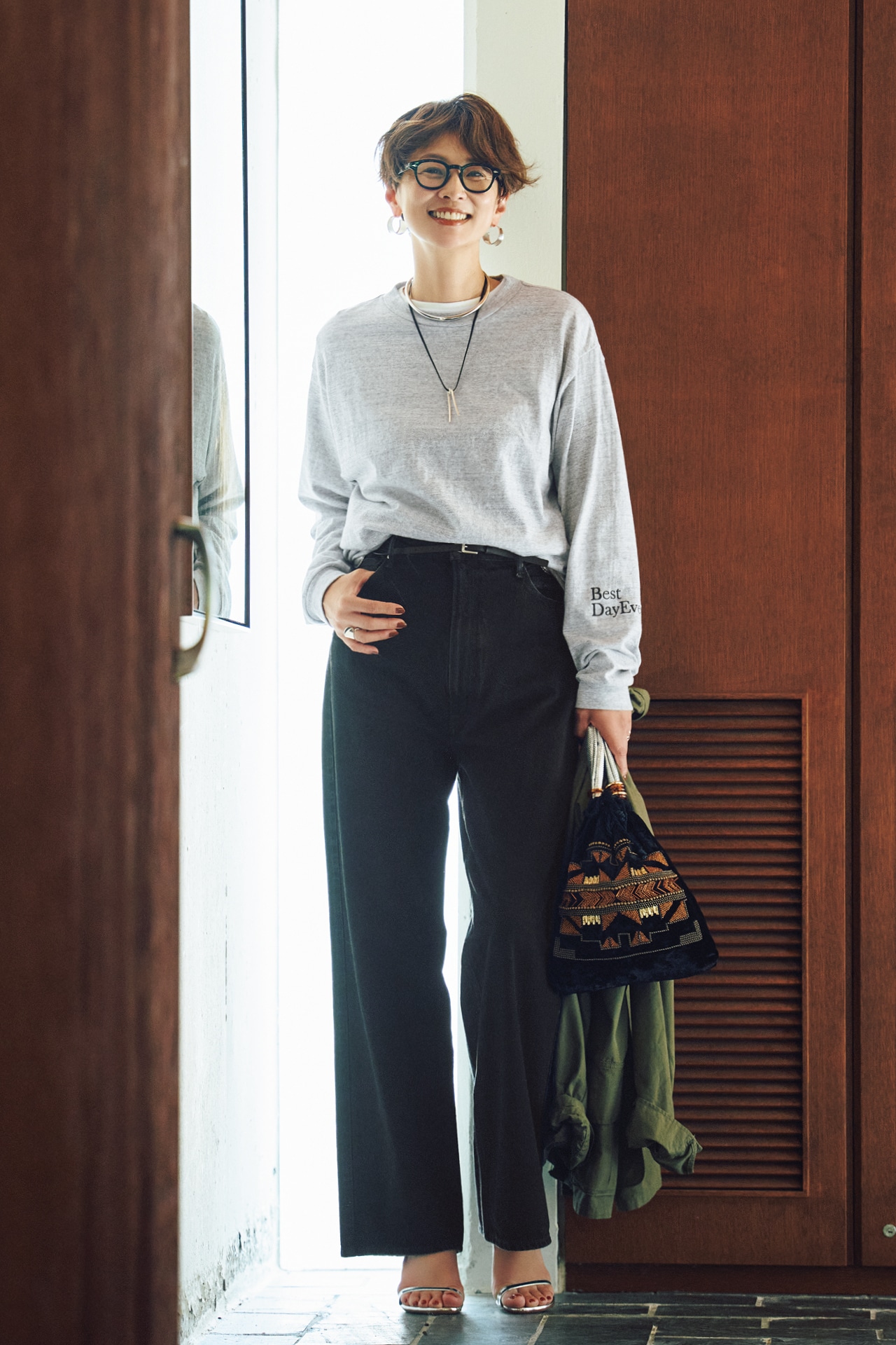 五明祐子さんのLEE DAYS限定 Americana（アメリカーナ）【洗える】【五明祐子さんコラボ】エンブロイダリーロングスリーブTとLEE DAYS限定 upper hights（アッパーハイツ）【洗える】【五明祐子さんコラボ】THE OLIVIAのコーデ