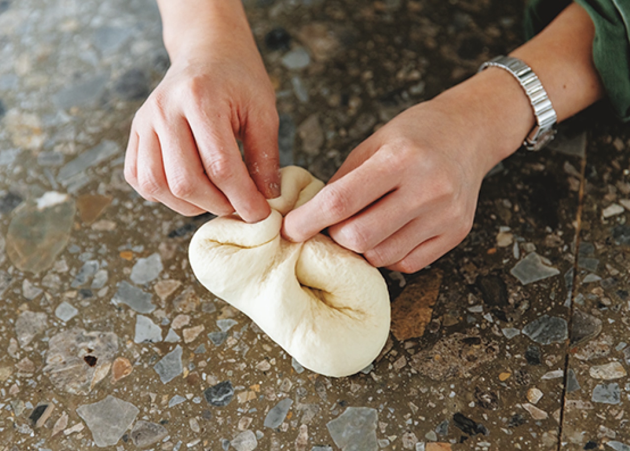 四つ角を中心に向けてたたみ、合わせた部分を下にして丸める