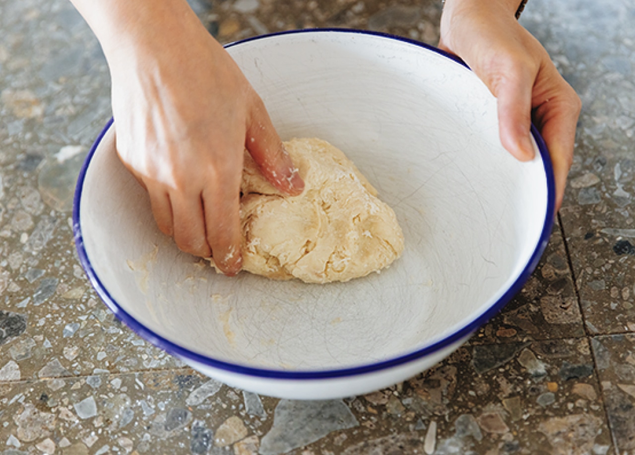 手でひとまとめにする