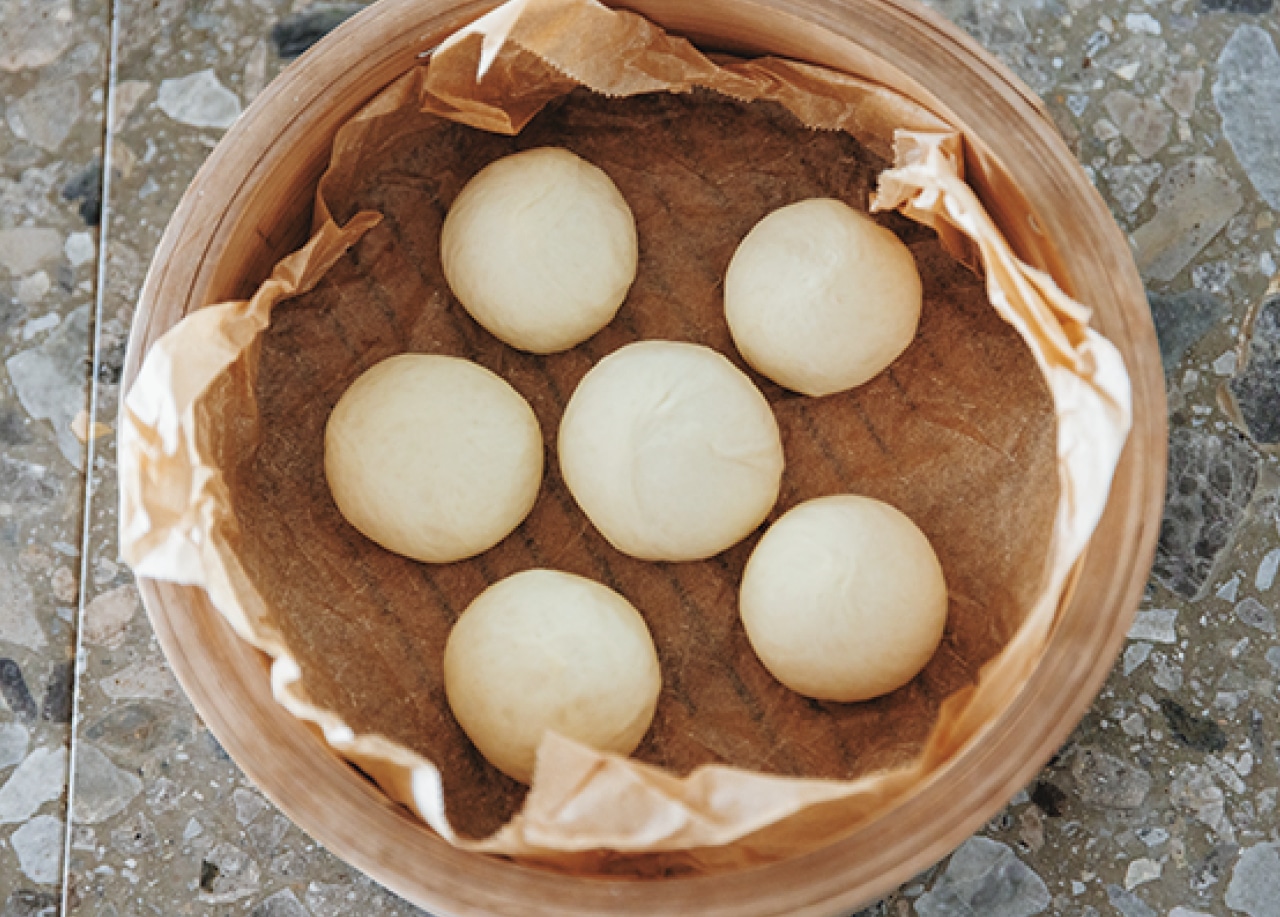 せいろにクッキングシートを敷いて並べる