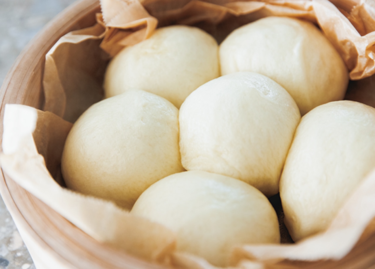 沸騰して湯気の上がった鍋の上で13分蒸す。火を止めて３分休ませてから、フタを開ける