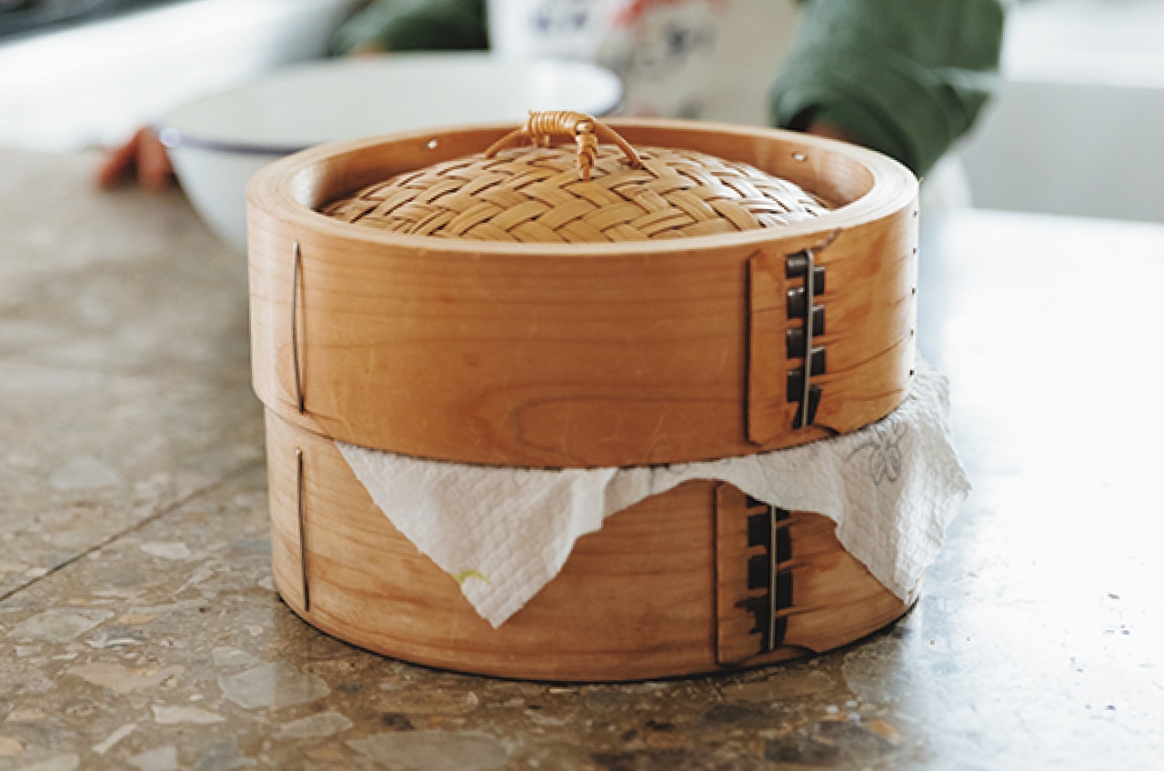 水でぬらして絞ったキッチンペーパーをかける（8では外す）か霧吹きで直接水をかけてからフタをする