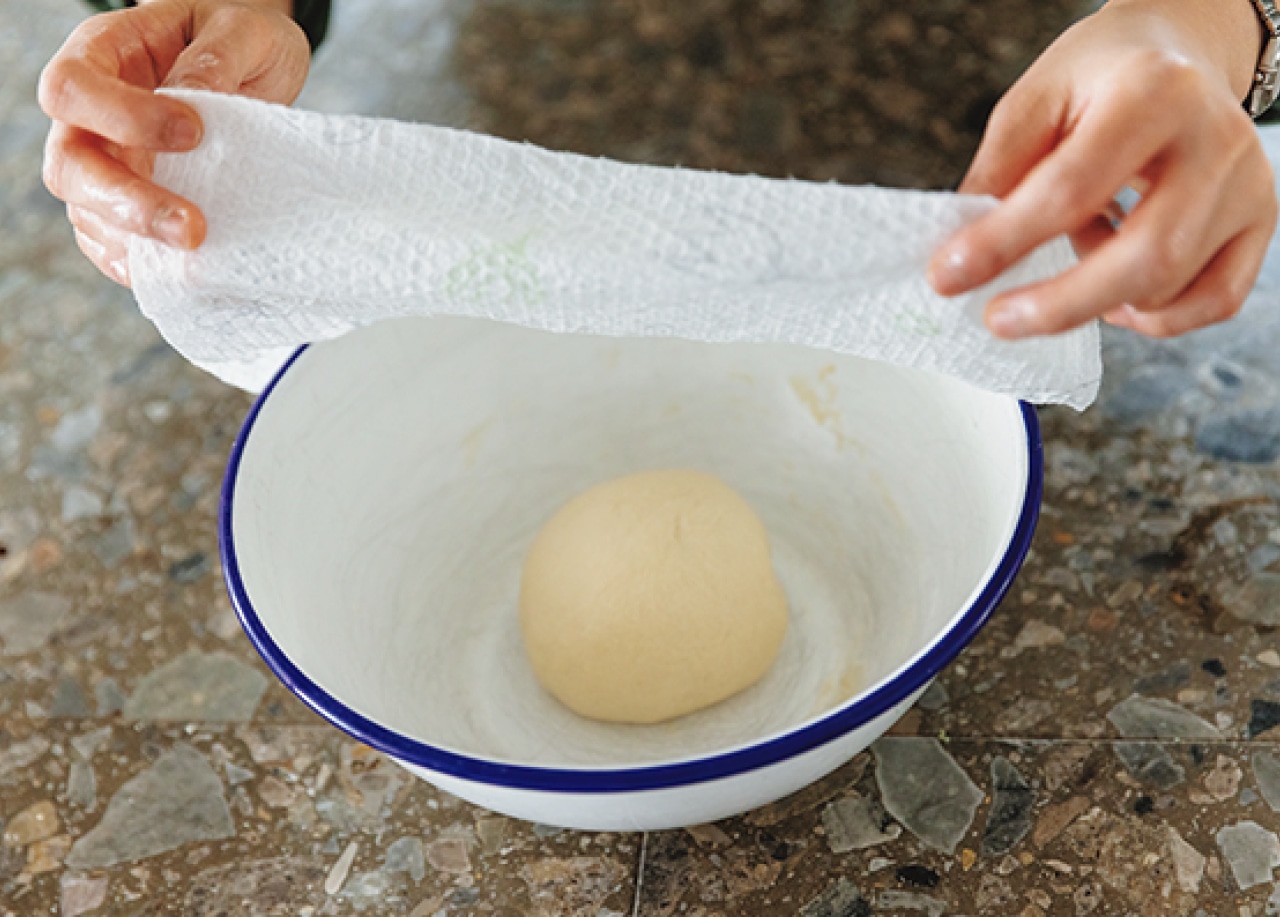 ボウルに4を入れ、水でぬらして絞ったキッチンペーパーをかけるか、霧吹きで直接水をかけて湿らせる