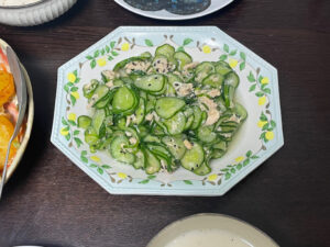 ワタナベマキさんレシピ「きゅうりとツナの黒ごま和え」を40代主婦が作り阿部慎太朗さんの器に盛り付けた写真。