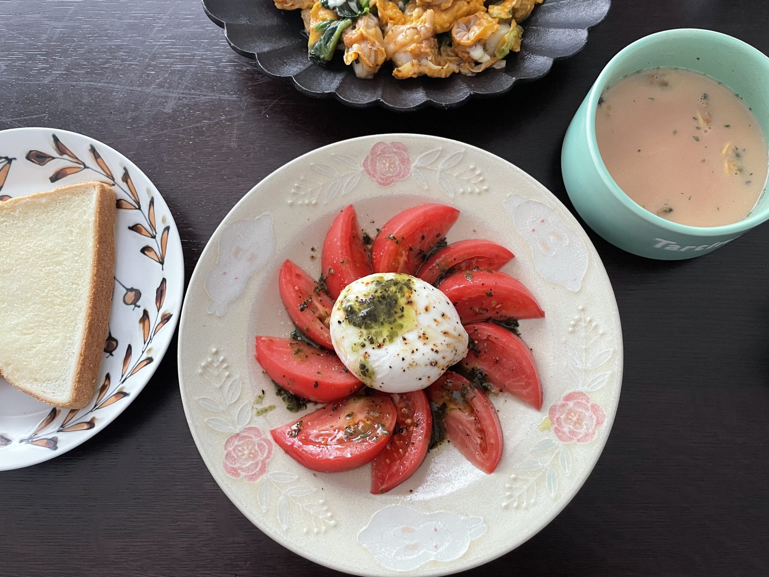 花畑牧場のブラータチーズを使ったトマトのカプレーゼ。