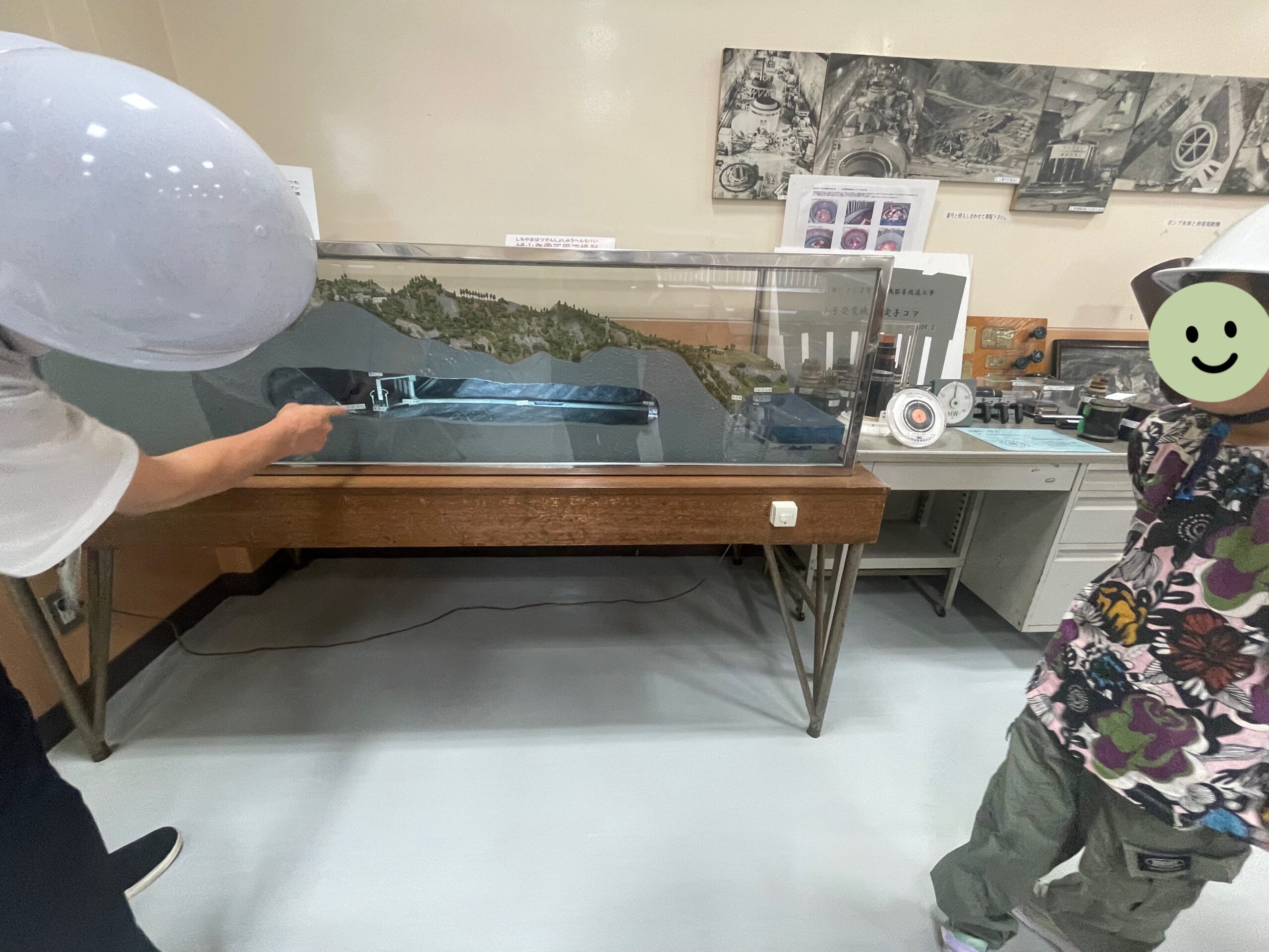 城山発電所の模型を使って説明を受ける場面