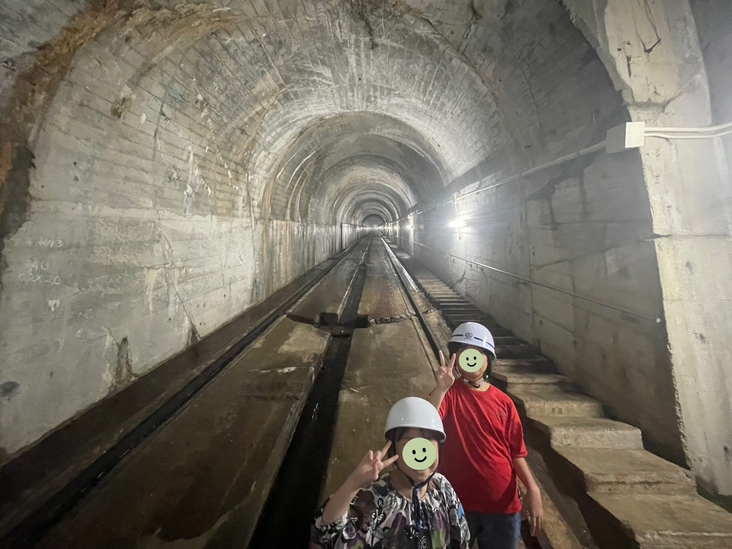 地下のインクラインで記念撮影