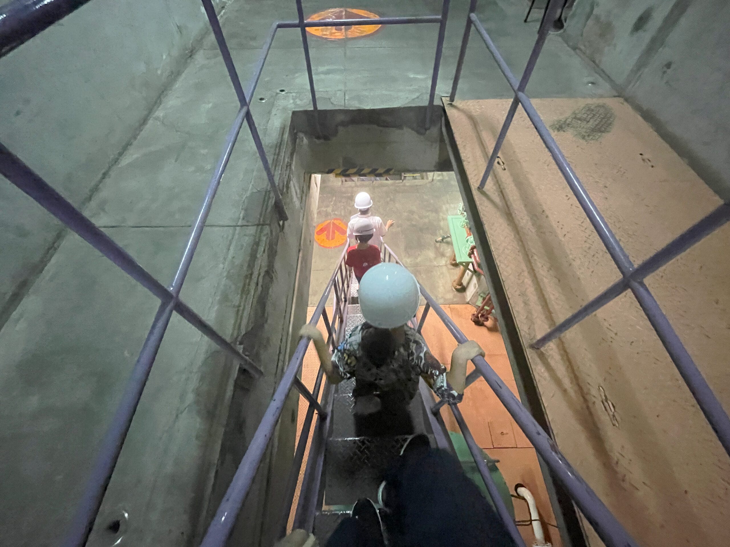 ポンプ水車見学へ続く階段