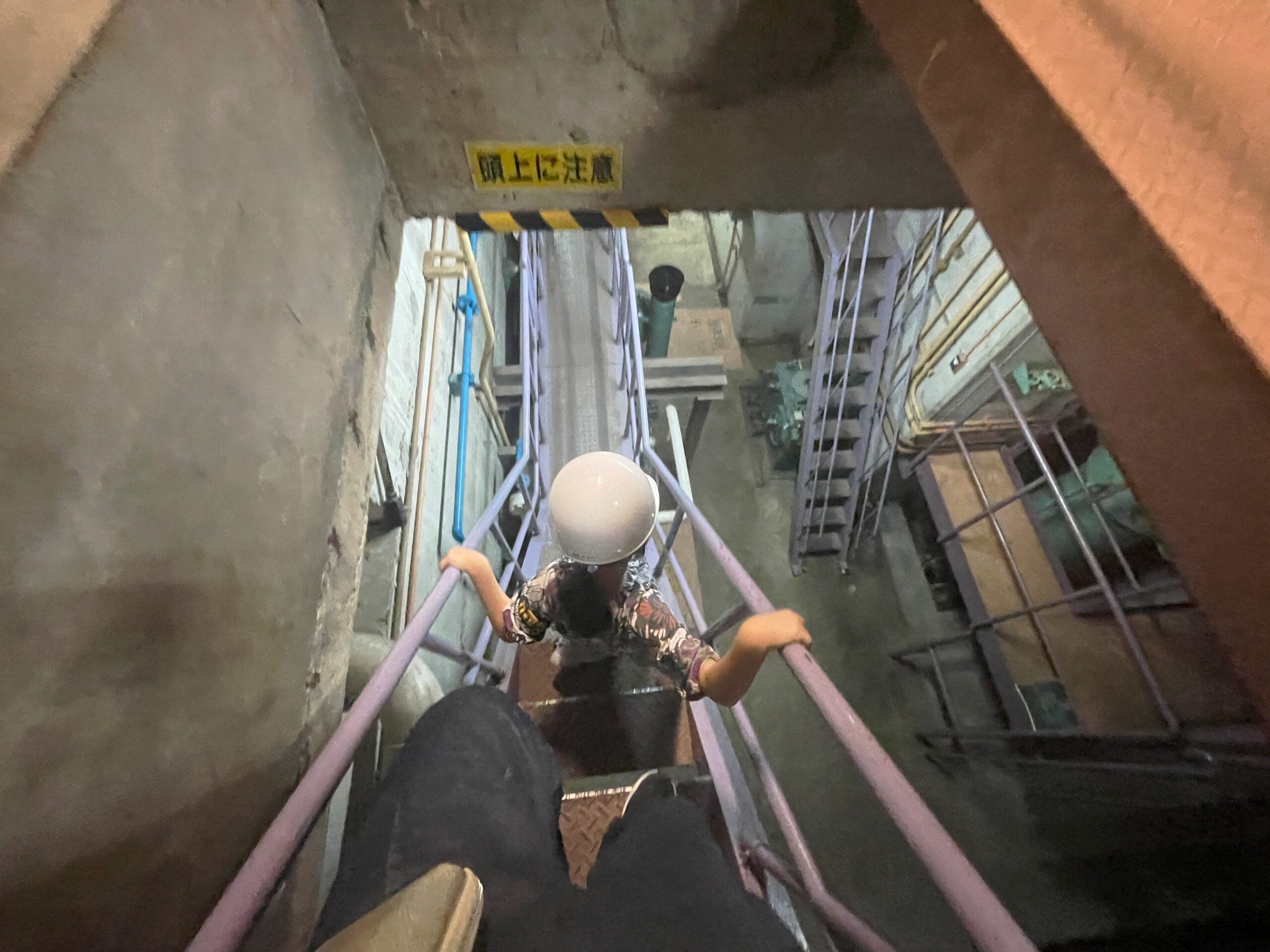 城山発電所、入口弁と水圧鉄管を見学するための階段