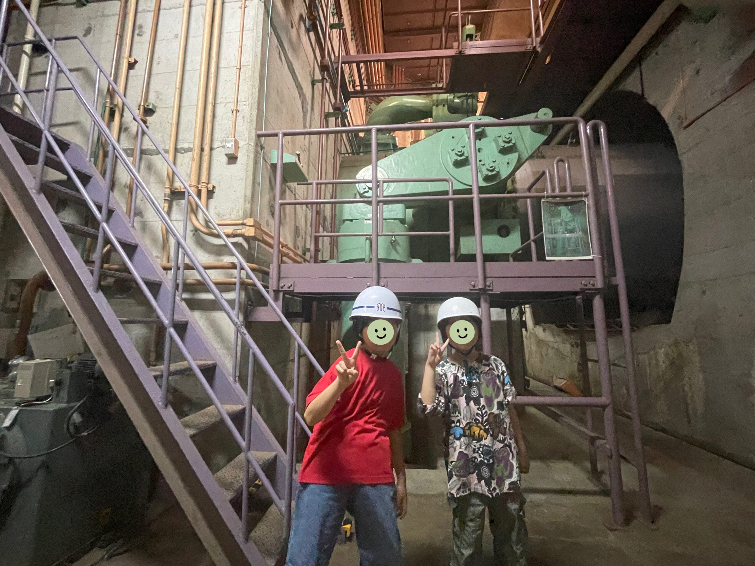 水圧鉄管と入口弁の前で記念撮影