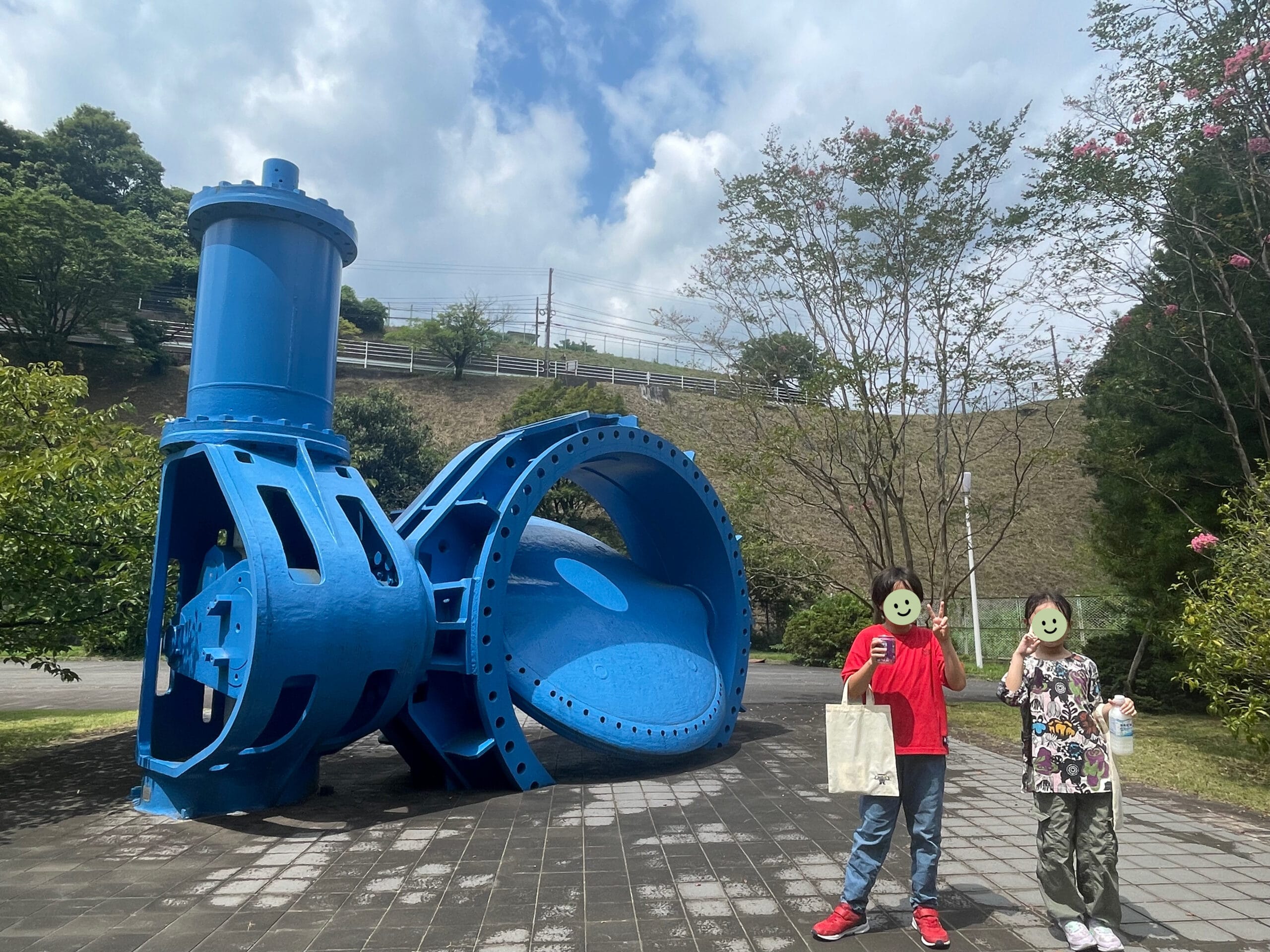 入口弁のモニュメント前で記念撮影