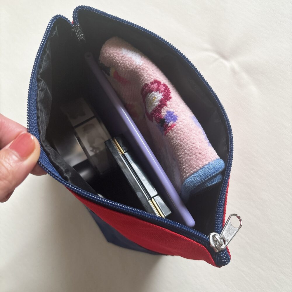 LEE100人隊のコスメ、ハンカチ、ミラー、目薬を入れた「L.L.Bean バイカラーポーチ」