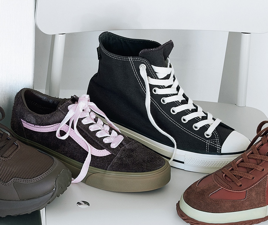 【左】【OLD SKOOL HAIRY SUEDE】￥10450／ABCマート（VANS）
【右】【ALL STAR GORE-TEX HI】￥20350／コンバースインフォメーションセンター（コンバース）