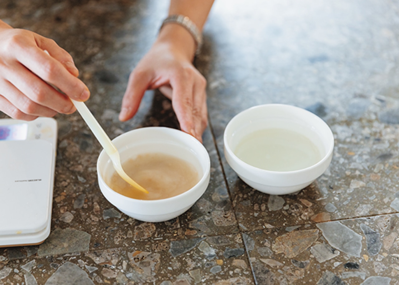 ボウルにグラニュー糖と塩、油を入れ、水50mLを加えて混ぜ合わせておく。別のボウルにドライイーストを入れ、水50mLを加えて混ぜ合わせておく