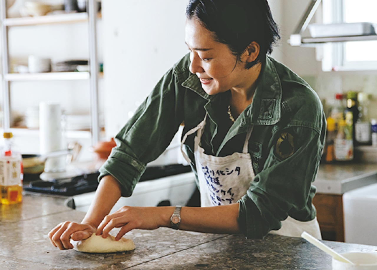 まな板などに出し、生地になめらかさとつやが出るまで手でこねる（打ち粉は不要）