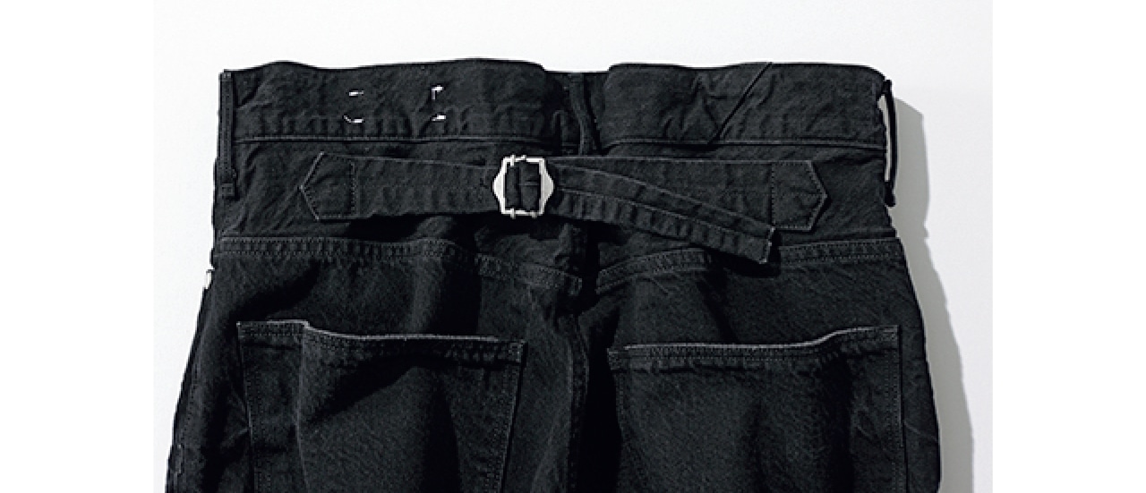 この後部バックルを絞って腰高ではくと女性らしく、ゆるめて腰に落とすとラフな印象に。異なるイメージで着回せる秀逸デザインです。