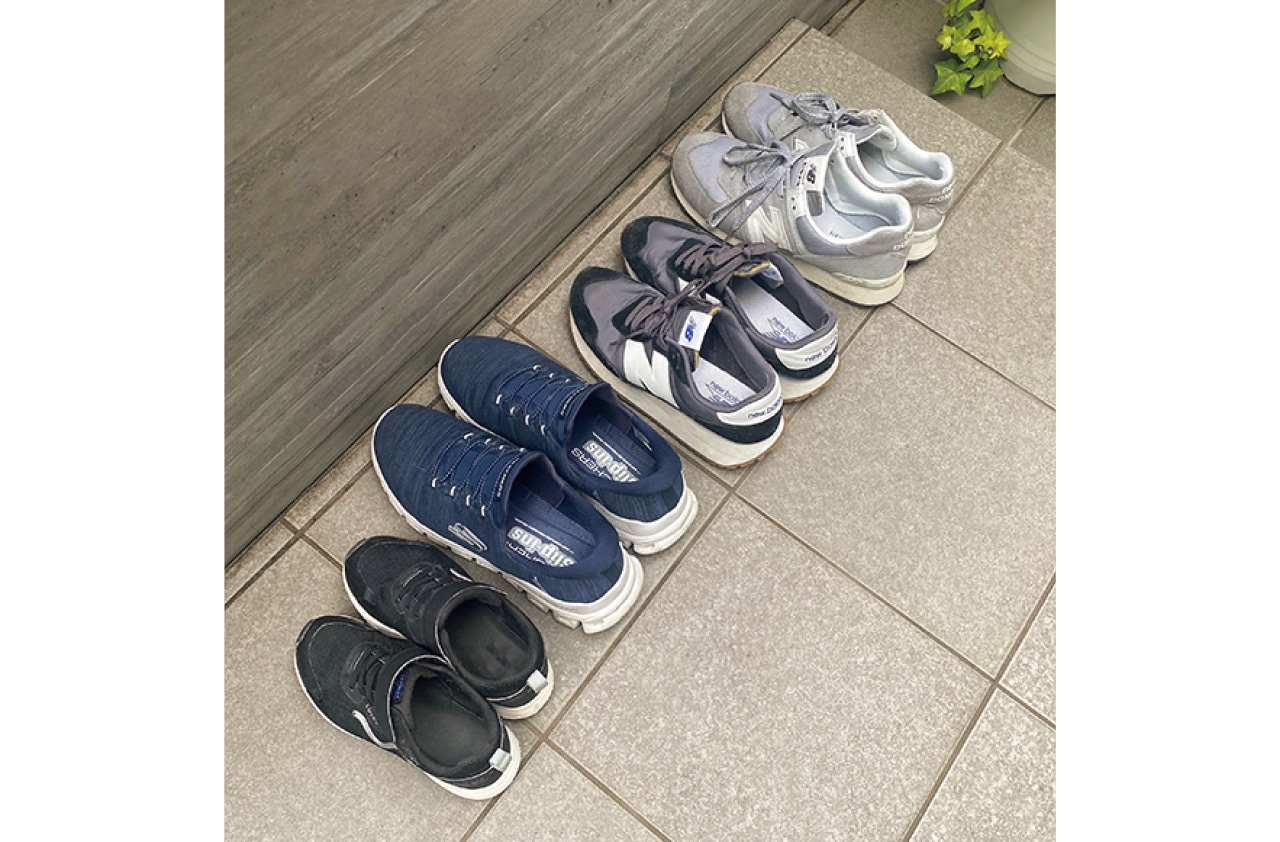 写真右上から、夫・私・息子・娘の靴。