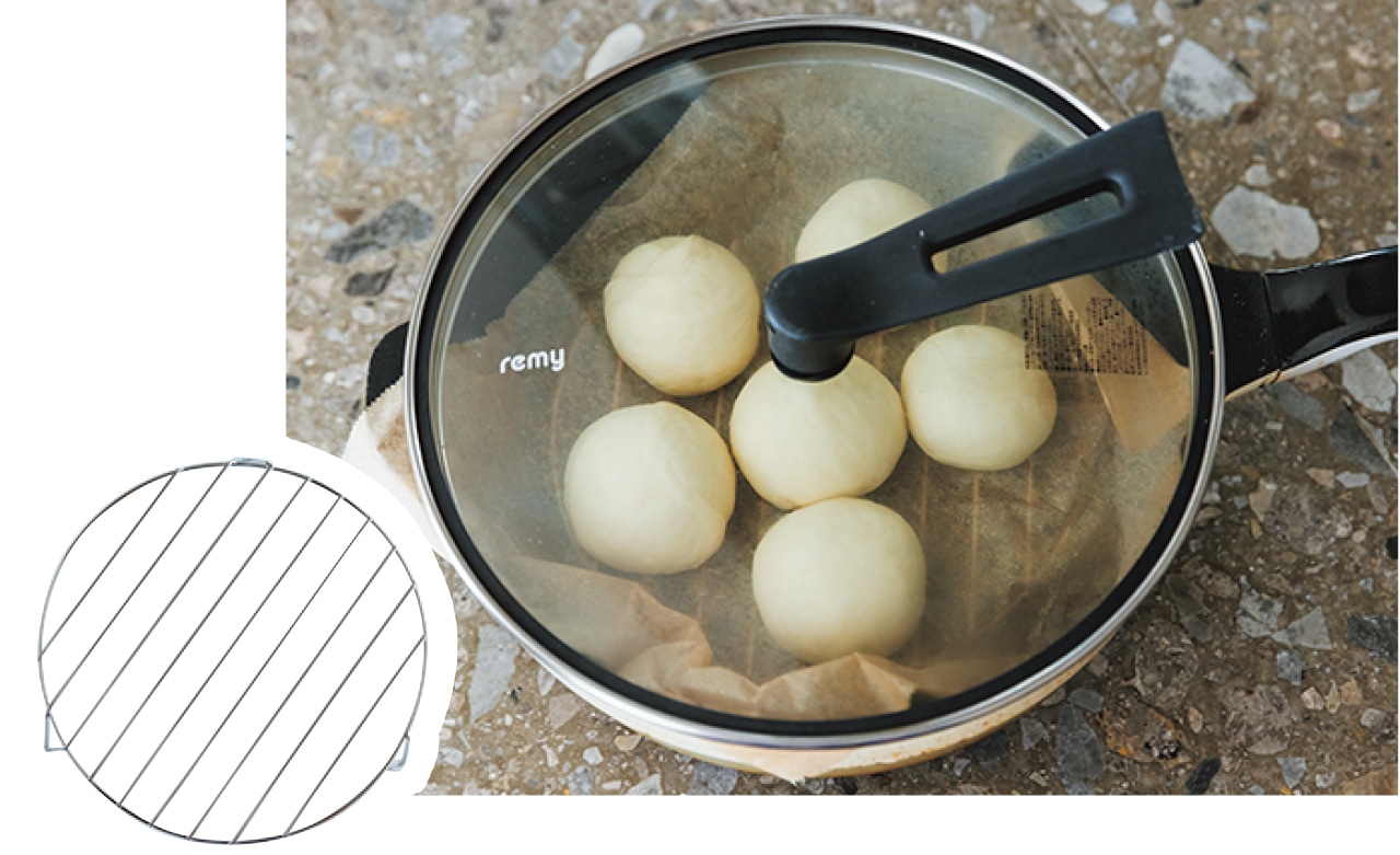 フライパンで蒸す場合はケーキ台などを使って