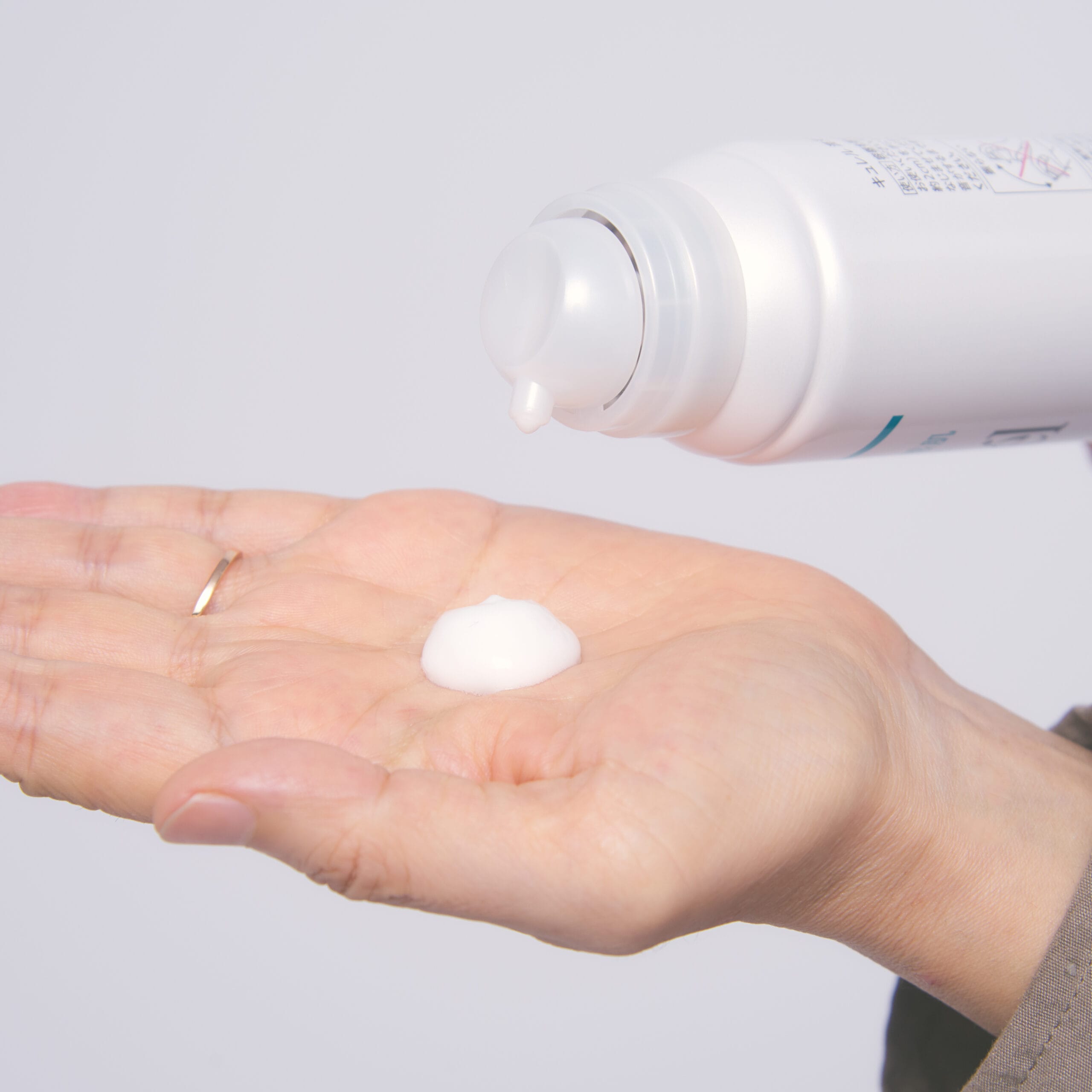 潤浸保湿 泡美容液のテクスチャー。