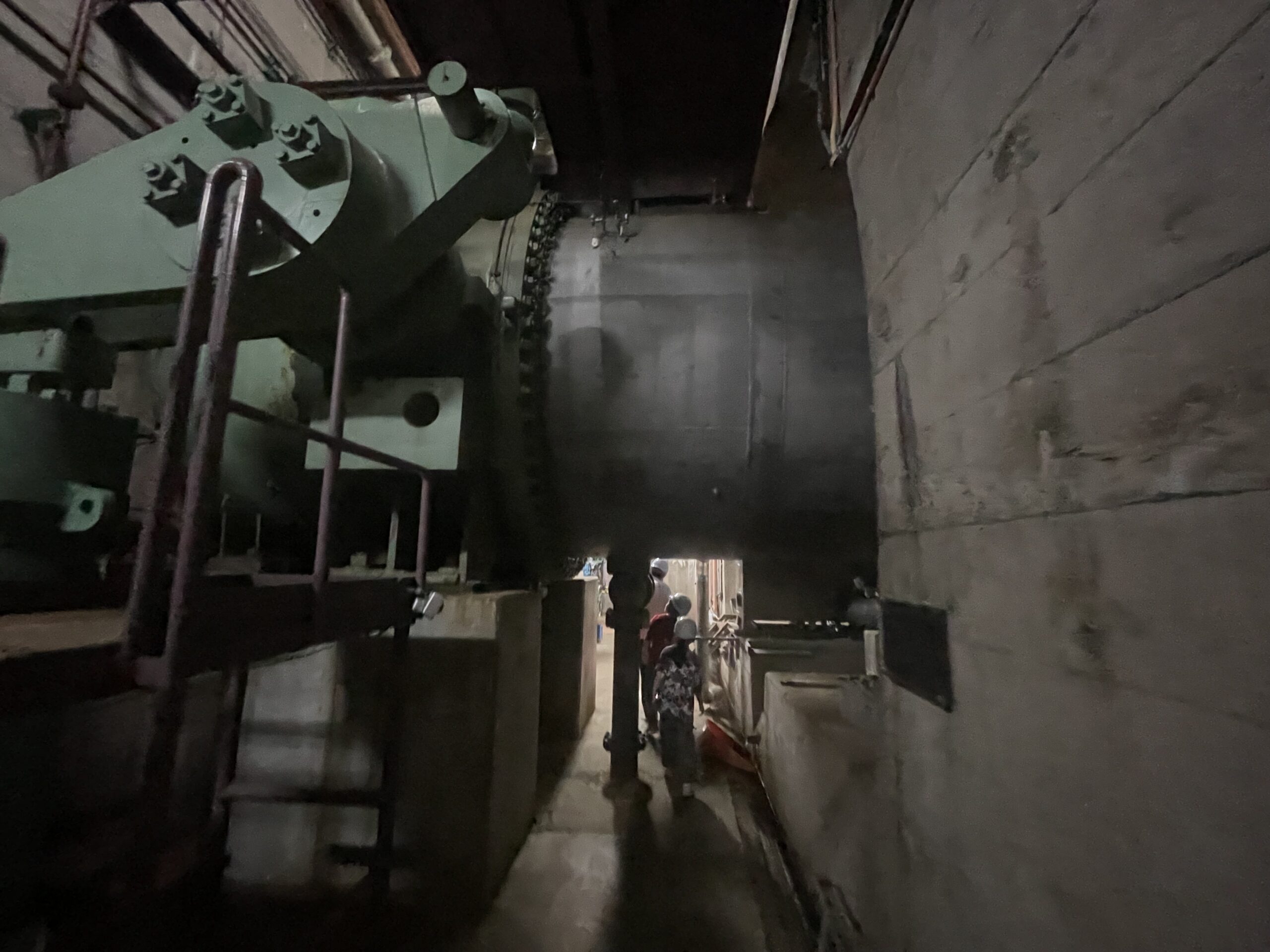 水圧鉄管の下をくぐり抜ける様子