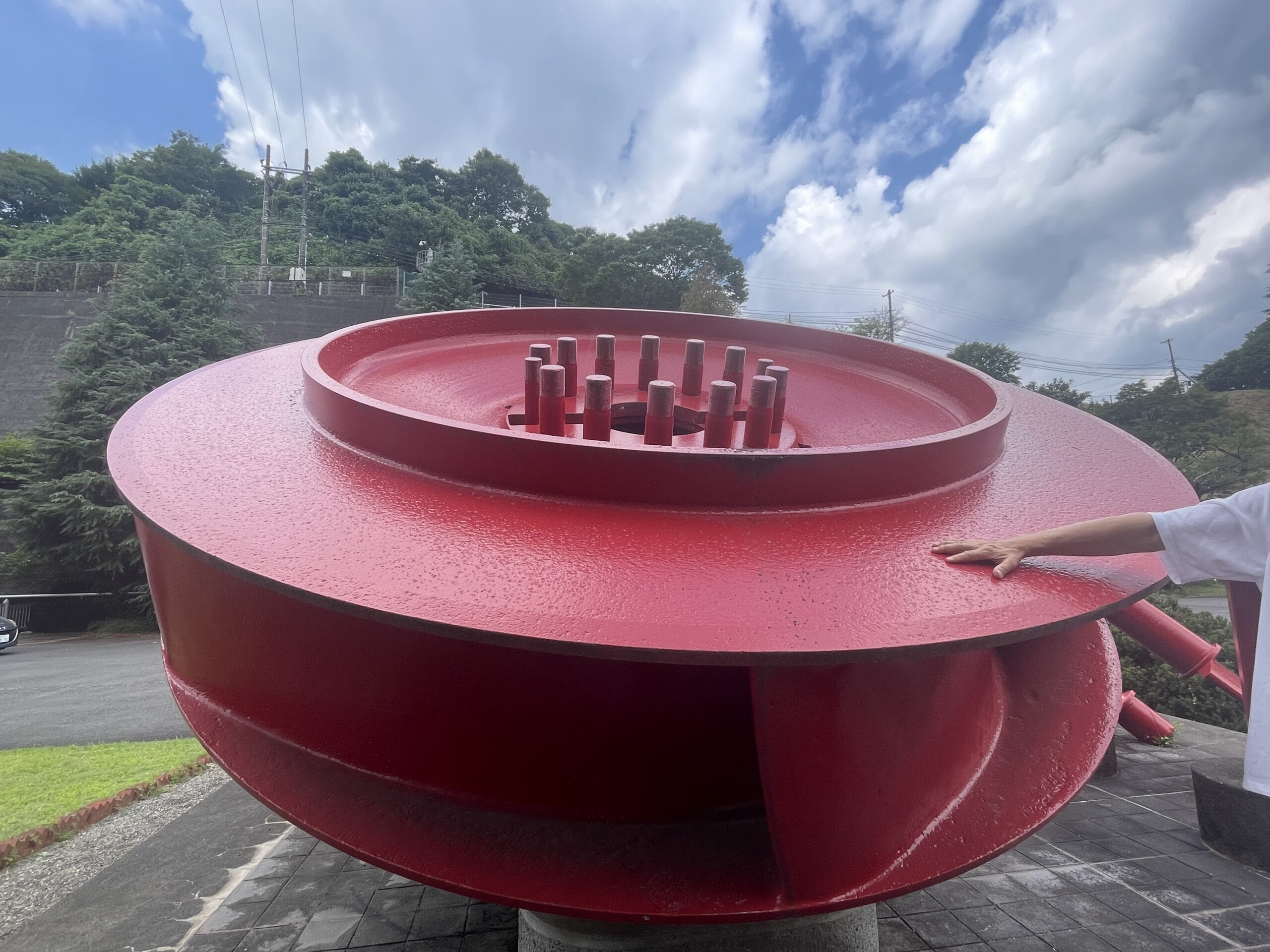 ランナのモニュメント。赤く塗装されている。