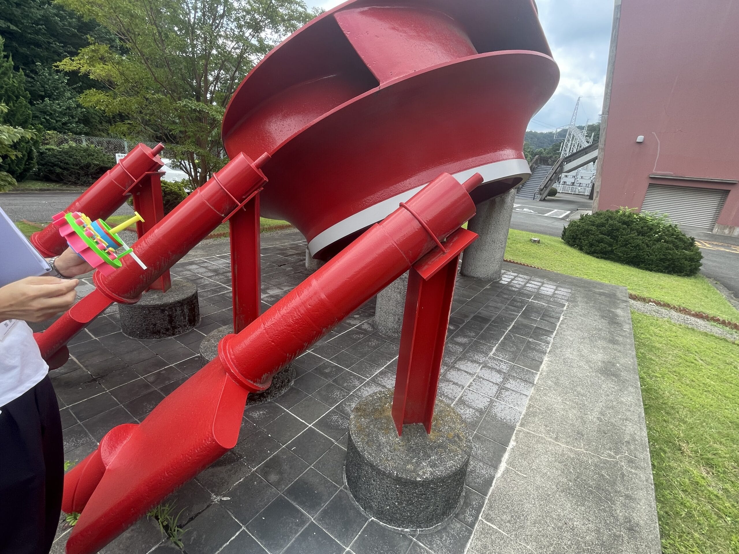 ガイドベーンのモニュメント。赤く塗装されている。