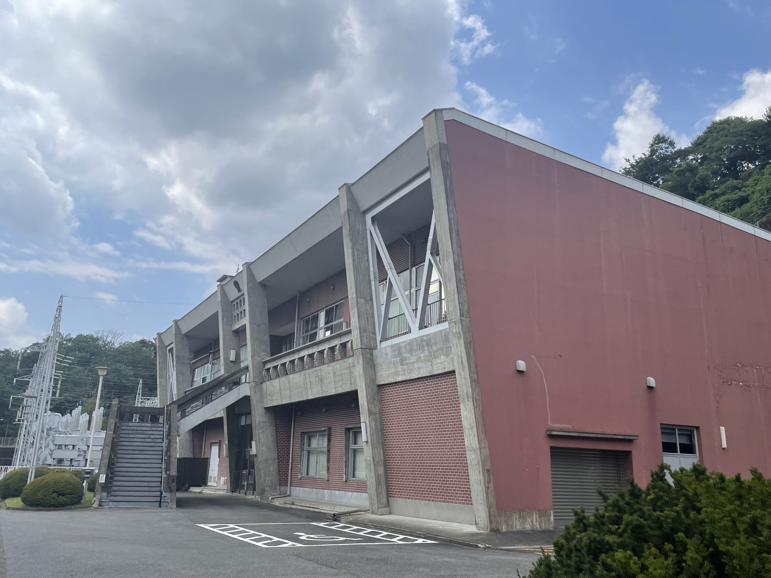 神奈川県営発電所総合制御室のある建物の外観。