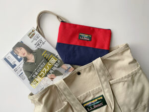 雑誌LEE2025年10月号付録のL.L.Beanのバイカラーポーチ。赤と青のヴィンテージカラー配色が可愛い