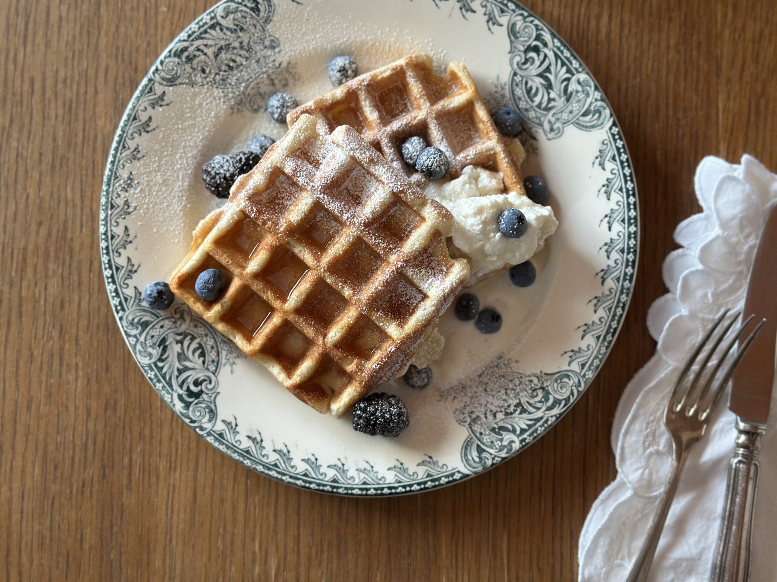 自家製酵母ワッフル　自家製酵母のお菓子　アンティークプレート