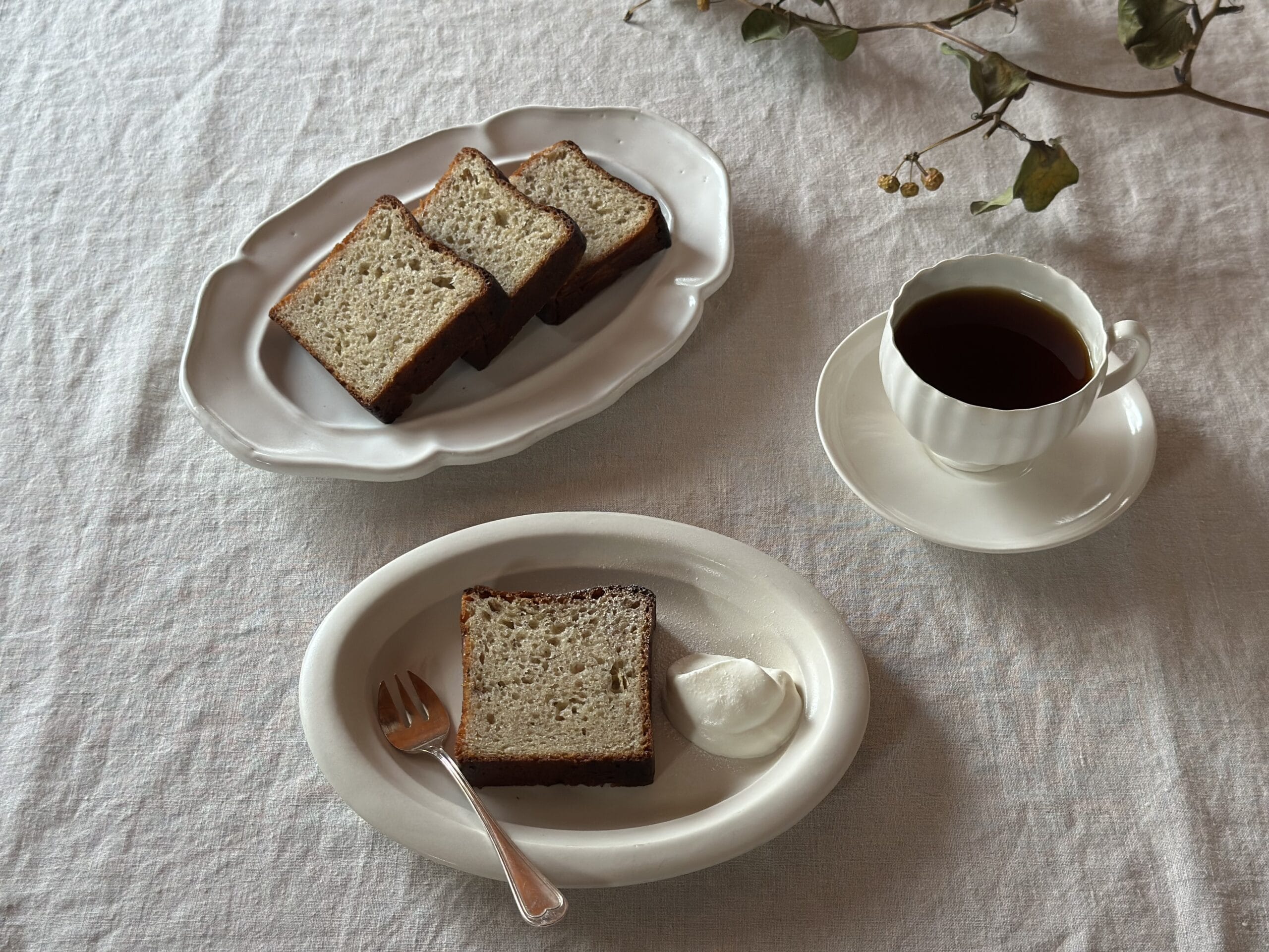 自家製酵母バナナケーキ　池田優子さんの器　河合竜彦さんの器