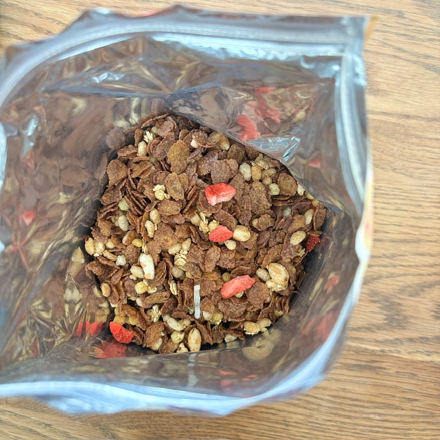 素材まるごとグラノラ 脂質70％の開封時の写真