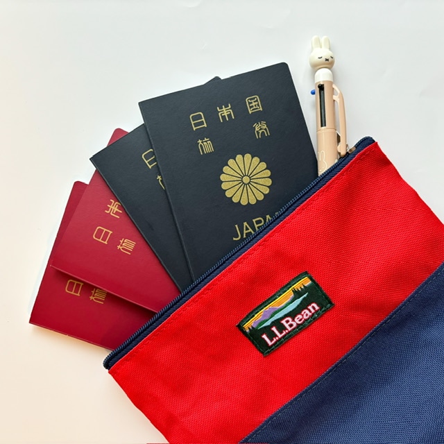パスポートを入れた2025年LEE10月号特別付録「L.L.Bean バイカラーポーチ」