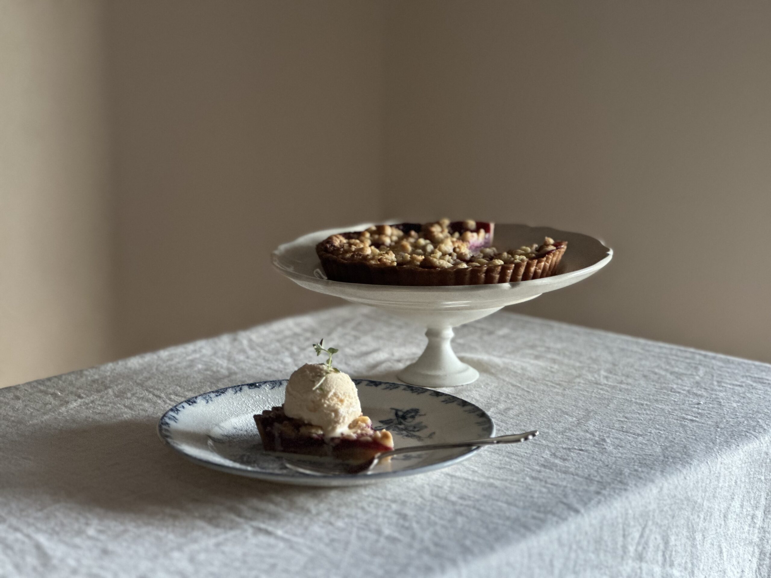 自家製酵母のタルト　プラムのタルト　アンティークプレート