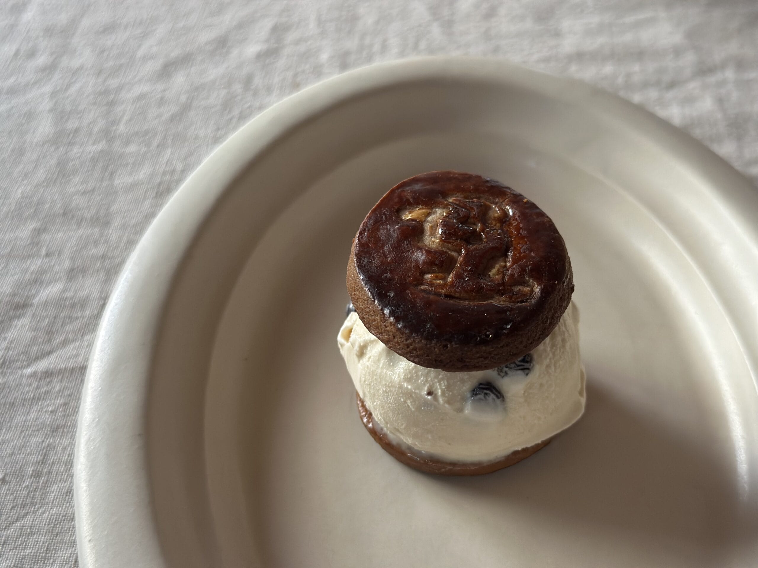 自家製酵母　ラムレーズンアイスサンド　サブレ