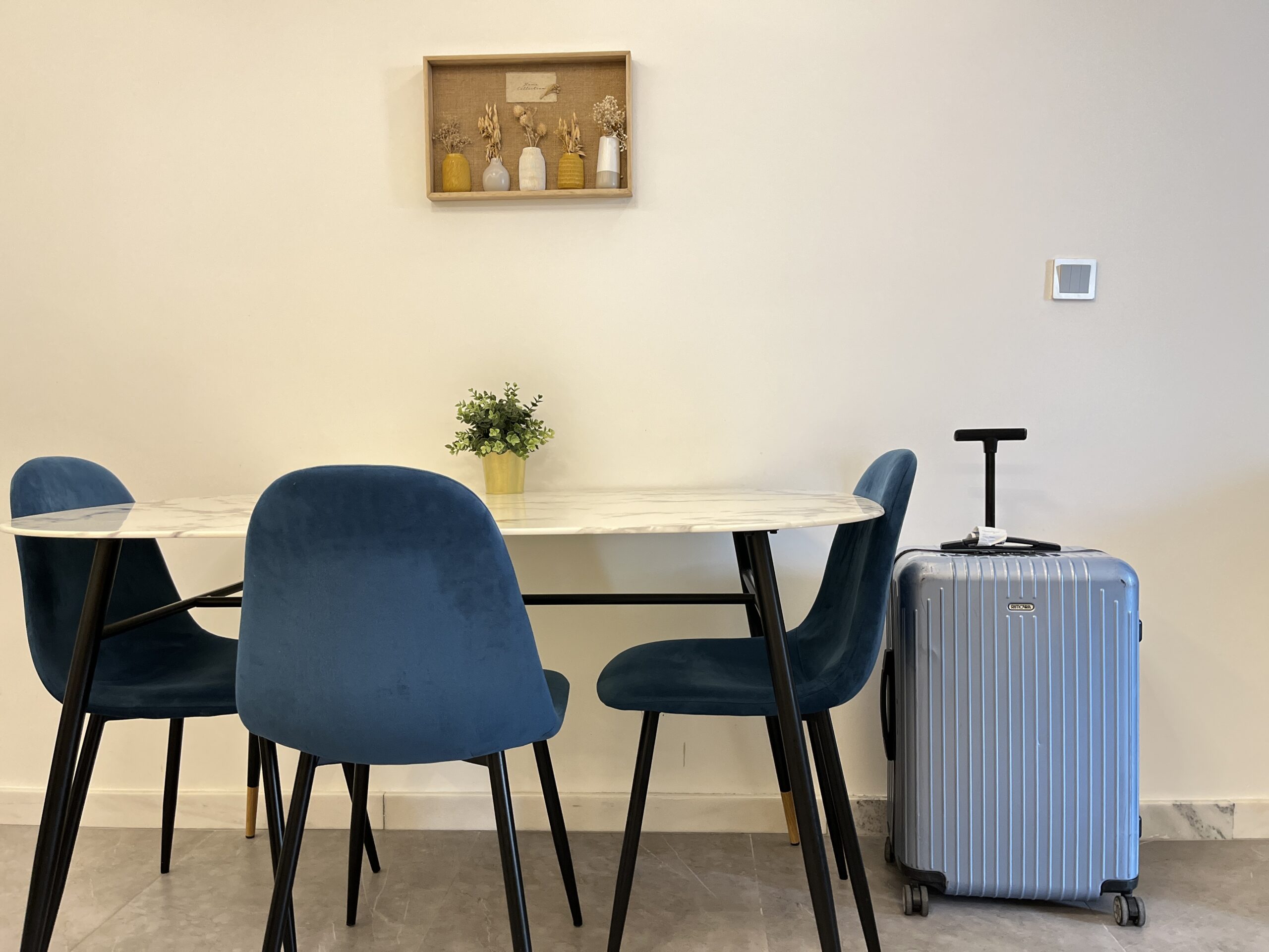 マルタ　アパート　テーブル